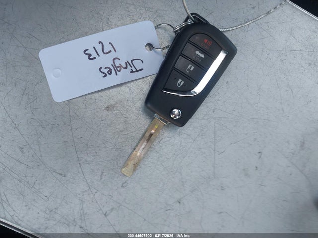 44607902 :رقم المزاد ، 4T1C11BK4MU027680 vin ، 2021 Toyota Camry Le Awd مزاد بيع