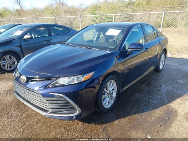 44607902 :رقم المزاد ، 4T1C11BK4MU027680 vin ، 2021 Toyota Camry Le Awd مزاد بيع
