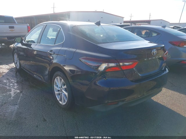 44607902 :رقم المزاد ، 4T1C11BK4MU027680 vin ، 2021 Toyota Camry Le Awd مزاد بيع