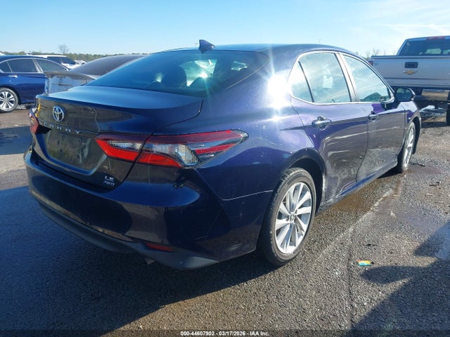 44607902 :رقم المزاد ، 4T1C11BK4MU027680 vin ، 2021 Toyota Camry Le Awd مزاد بيع