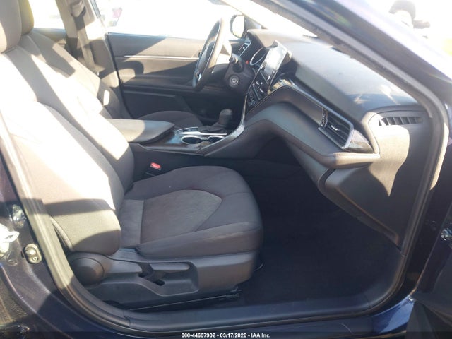 44607902 :رقم المزاد ، 4T1C11BK4MU027680 vin ، 2021 Toyota Camry Le Awd مزاد بيع