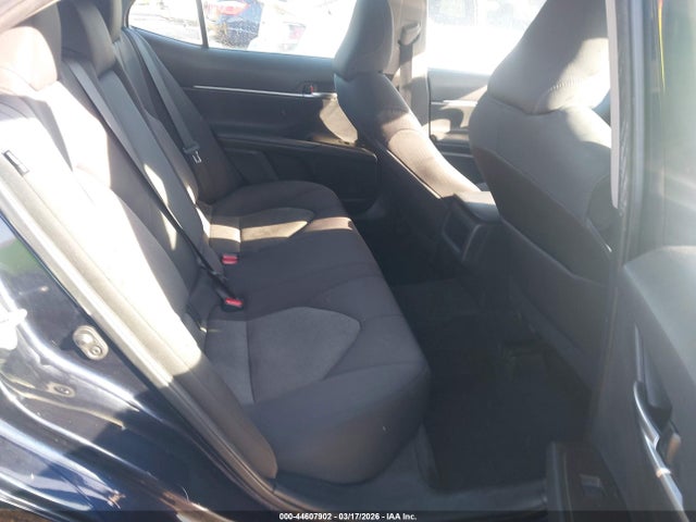 44607902 :رقم المزاد ، 4T1C11BK4MU027680 vin ، 2021 Toyota Camry Le Awd مزاد بيع