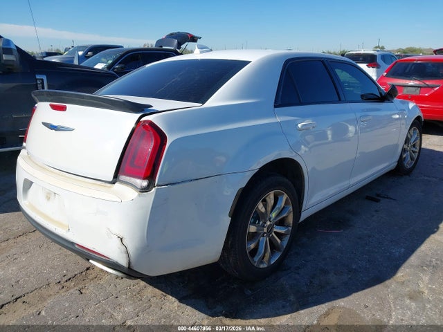 2018 CHRYSLER 300 2C3CCAKG3JH268787 Photo 3