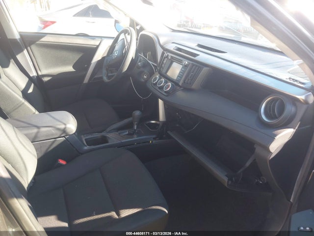 JTMZFREVXJJ739516 Toyota RAV4 LE