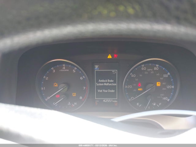 JTMZFREVXJJ739516 Toyota RAV4 LE