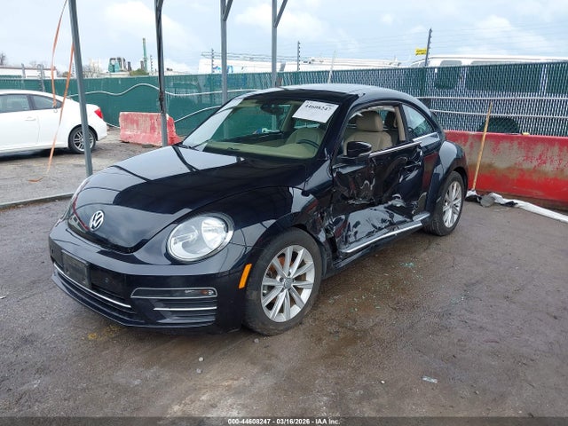 2018 VOLKSWAGEN BEETLE 3VWJD7AT2JM702343 Photo 1