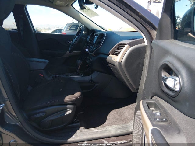 1C4PJLCB9HW668186 Jeep Cherokee Latitude Fwd