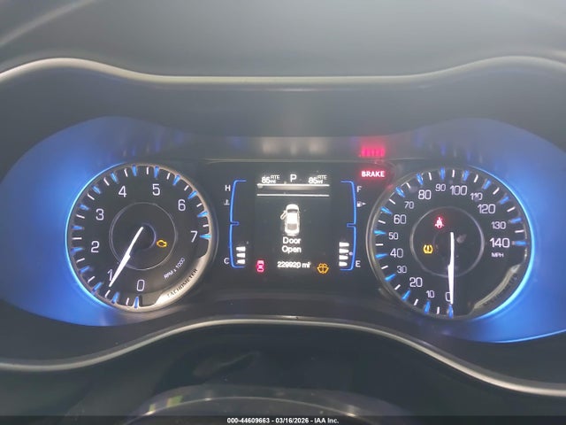2015 Chrysler 200 Limited მანქანა იყიდება აუქციონზე, vin: 1C3CCCAB1FN533982, აუქციონის ნომერი: 44609663