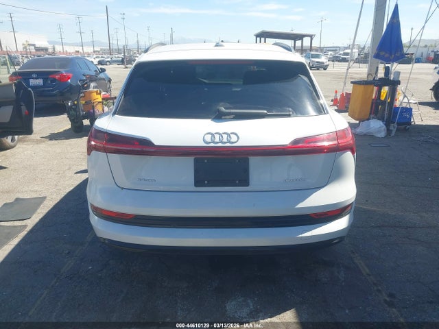 WA1LAAGE1NB013749 Audi E-tron Premium Plus Quattro