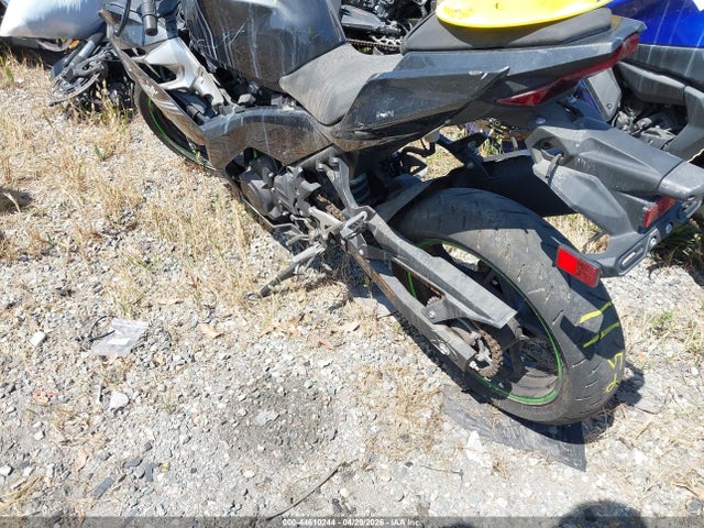 Kawasaki EX400 2022 JKAEXKG17NDAE5571 Image 3