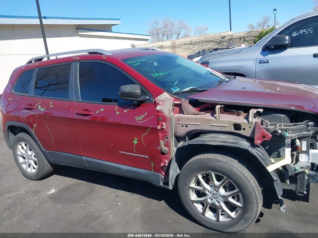 1C4PJLCB6GW160255 Jeep Cherokee Latitude