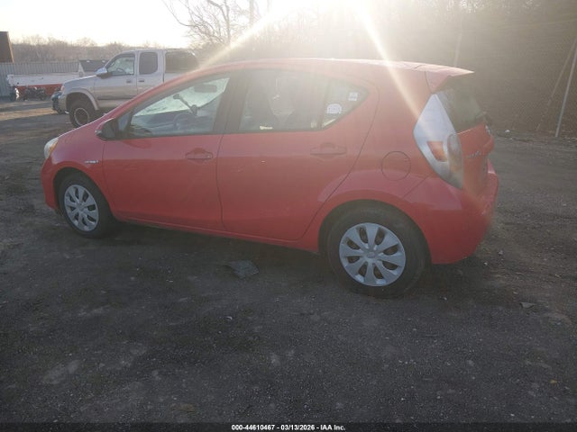 Toyota Prius C One 2014 JTDKDTB33E1070860 Image 3