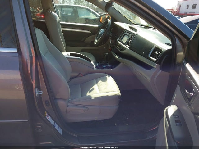 Продажа на аукционе авто 2017 Toyota Highlander Le, vin: 5TDBZRFH8HS421926, номер лота: 44610490