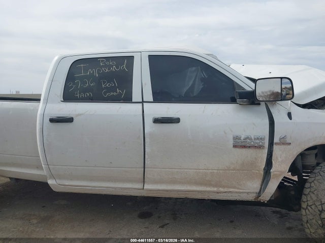 44611557 :رقم المزاد ، 3C6UR5HL3JG164818 vin ، 2018 Ram 2500 Tradesman  4x4 8' Box مزاد بيع
