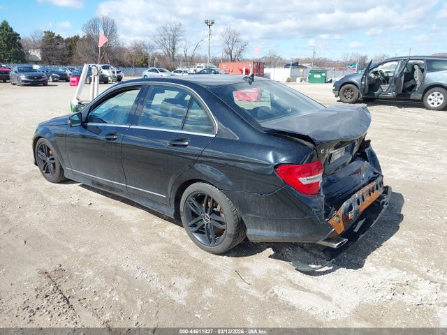 2012 MERCEDES-BENZ C 300 WDDGF8BB2CR208994 Photo 2