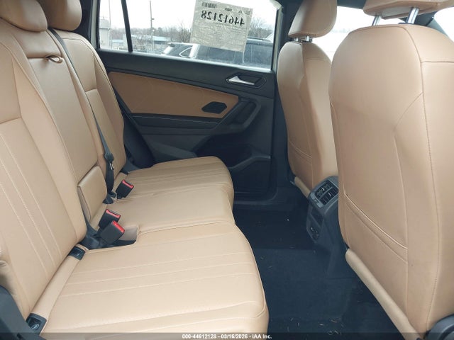 44612128 :رقم المزاد ، 3VV8B7AX0NM083968 vin ، 2022 Volkswagen Tiguan 2.0t Se R-line Black مزاد بيع