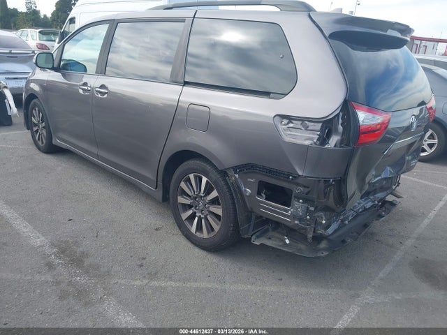 2019 TOYOTA SIENNA 5TDDZ3DC4KS220643 Photo 2