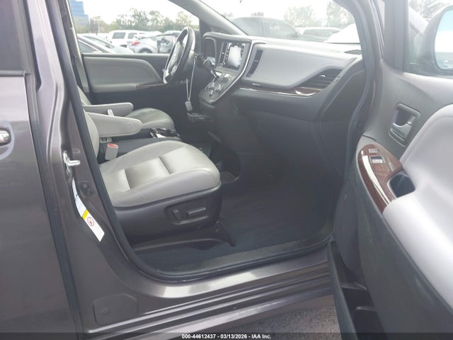 2019 TOYOTA SIENNA 5TDDZ3DC4KS220643 Photo 4