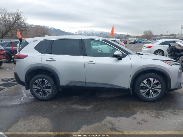 5N1AT3BA0MC822591 Nissan Rogue Sv Fwd