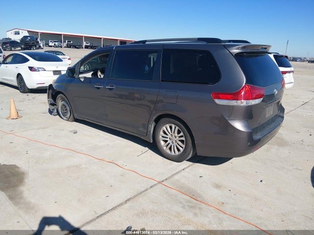 2011 TOYOTA SIENNA 5TDYK3DC5BS072282 Photo 2