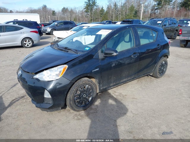 Toyota Prius C One 2014 JTDKDTB35E1074120 Image 2