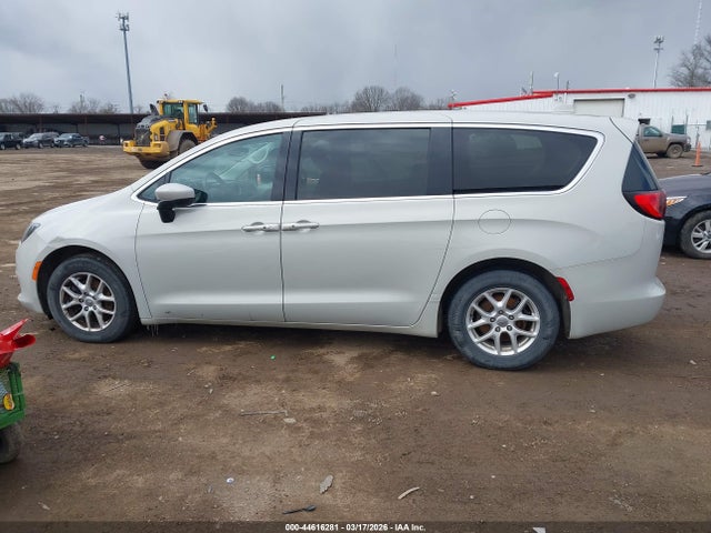 2017 Chrysler Pacifica Touring მანქანა იყიდება აუქციონზე, vin: 2C4RC1DG9HR587747, აუქციონის ნომერი: 44616281