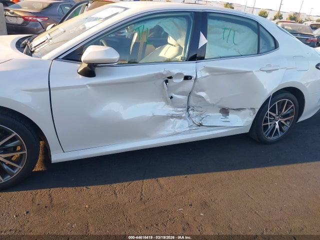 4T1F11AK3NU010403 Toyota CAMRY XLE