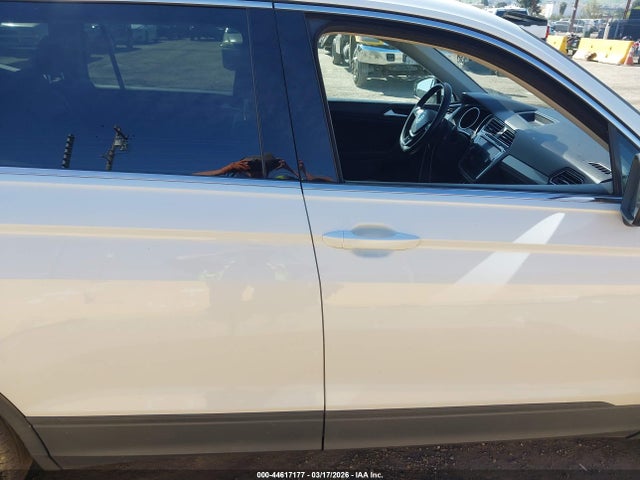 3VV3B7AX4KM199499 Volkswagen Tiguan 2.0t Se/2.0t Sel/2.0t Sel R-line/2.0t Sel R-line Black