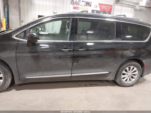 44617613 :رقم المزاد ، 2C4RC1BG9JR331262 vin ، 2018 Chrysler Pacifica Touring L مزاد بيع