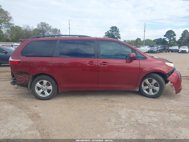 44619010 :رقم المزاد ، 5TDKZ3DC2HS792133 vin ، 2017 Toyota Sienna Le 8 Passenger مزاد بيع