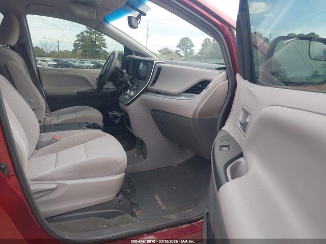 44619010 :رقم المزاد ، 5TDKZ3DC2HS792133 vin ، 2017 Toyota Sienna Le 8 Passenger مزاد بيع
