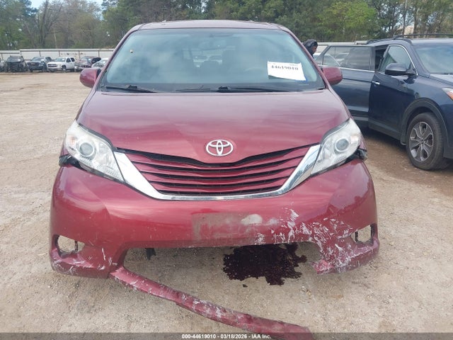 44619010 :رقم المزاد ، 5TDKZ3DC2HS792133 vin ، 2017 Toyota Sienna Le 8 Passenger مزاد بيع