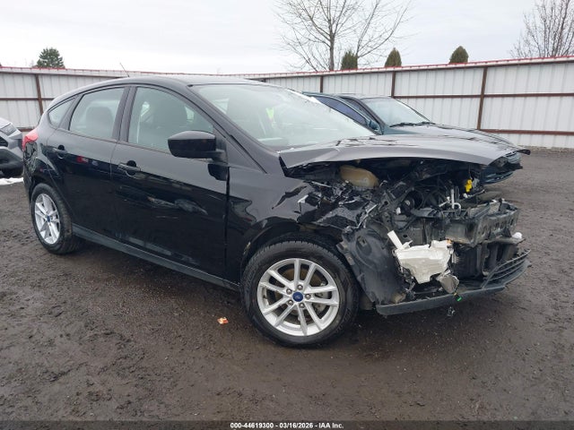 Ford FOCUS SE 2018 1FADP3K27JL300962 Image 1