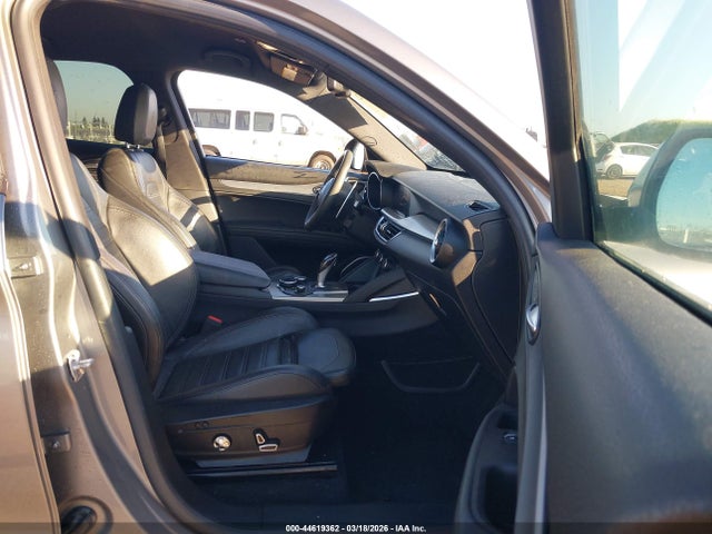 2018 ALFA ROMEO STELVIO ZASFAKNN0J7B69734 Photo 4