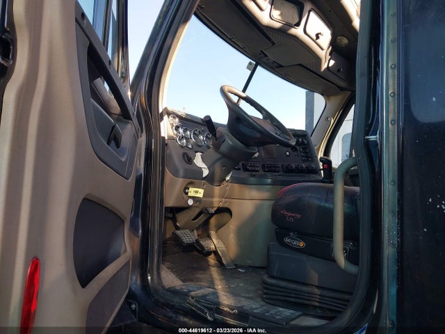 Продажа на аукционе авто 2011 Freightliner Cascadia 125, vin: 1FUJGLBG7BLAX1138, номер лота: 44619612