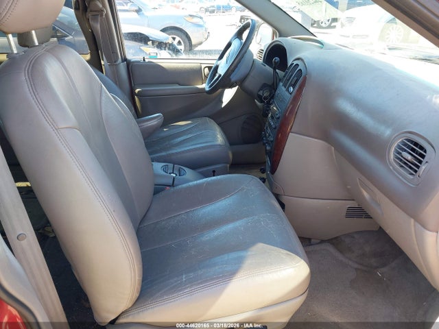 2003 CHRYSLER TOWN & COUNTRY 2C4GP74L83R151623 Photo 4