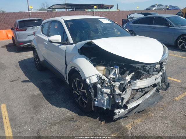 Toyota C-HR XLE 2018 NMTKHMBX3JR056417 головне зображення