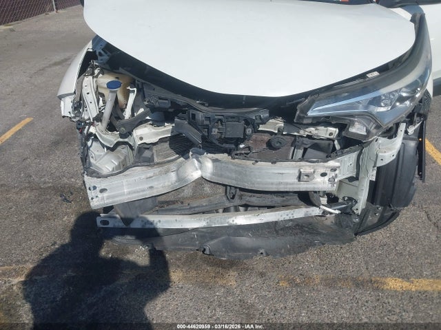 Toyota C-HR XLE 2018 NMTKHMBX3JR056417 Image 17