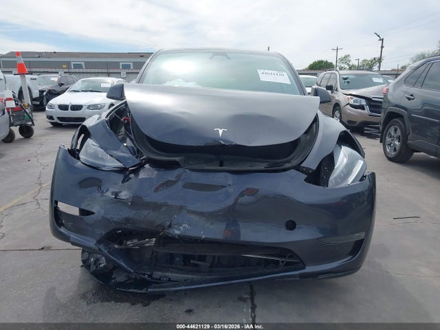 2024 Tesla Model Y Long Range Dual Motor All-wheel Drive მანქანა იყიდება აუქციონზე, vin: 7SAYGDEE3RA229264, აუქციონის ნომერი: 44621129
