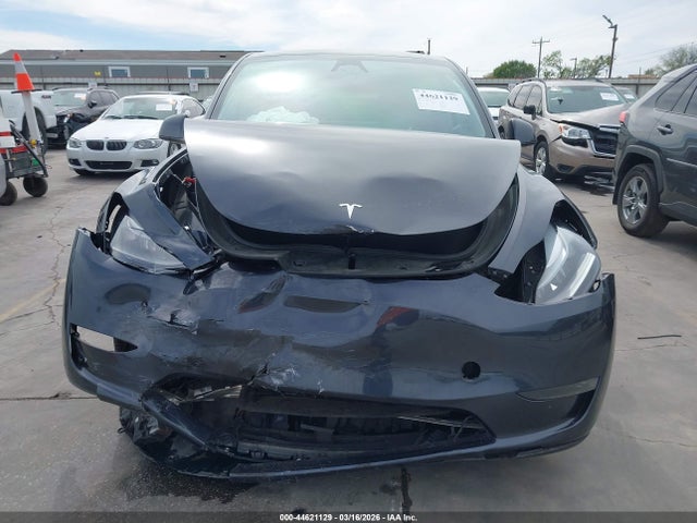 2024 Tesla Model Y Long Range Dual Motor All-wheel Drive მანქანა იყიდება აუქციონზე, vin: 7SAYGDEE3RA229264, აუქციონის ნომერი: 44621129