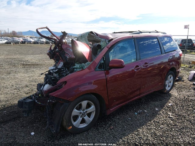 5TDKZ3DC5JS939597 Toyota Sienna Le 8 Passenger