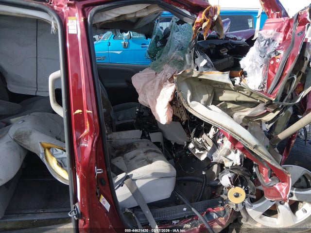 5TDKZ3DC5JS939597 Toyota Sienna Le 8 Passenger