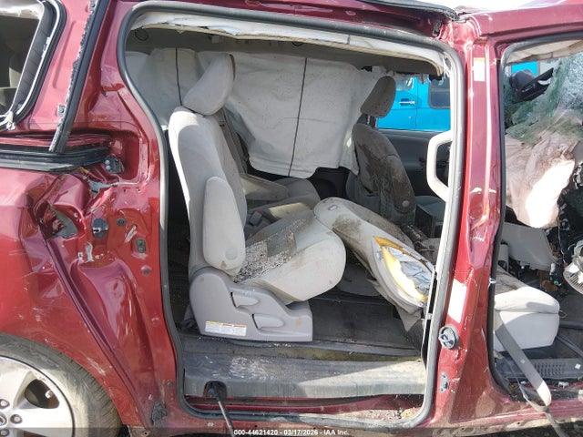 5TDKZ3DC5JS939597 Toyota Sienna Le 8 Passenger