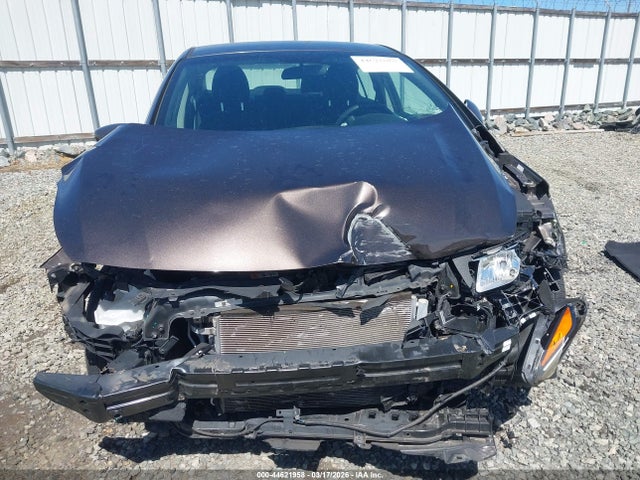 44621958 :رقم المزاد ، 3KPFL4A79JE215597 vin ، 2018 Kia Forte Lx مزاد بيع