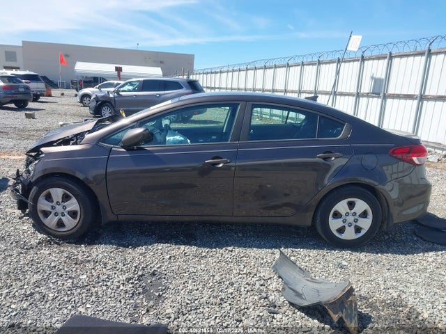44621958 :رقم المزاد ، 3KPFL4A79JE215597 vin ، 2018 Kia Forte Lx مزاد بيع
