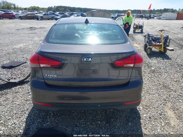 44621958 :رقم المزاد ، 3KPFL4A79JE215597 vin ، 2018 Kia Forte Lx مزاد بيع
