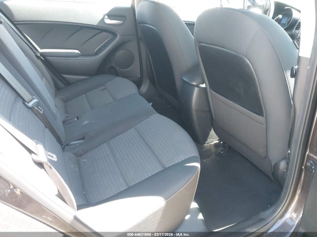 44621958 :رقم المزاد ، 3KPFL4A79JE215597 vin ، 2018 Kia Forte Lx مزاد بيع