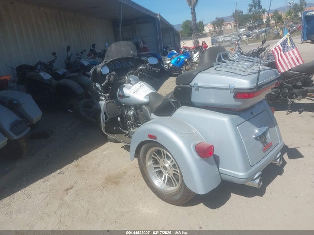 Harley-Davidson FLHTCUTG 2023 1HD1MAF20PB852398 Image 3