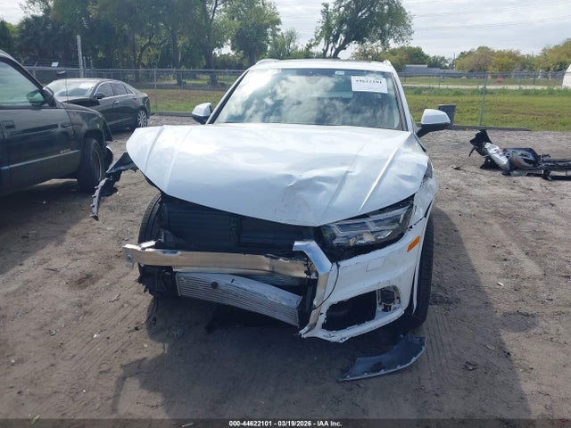 44622101 :رقم المزاد ، WA1CNAFY3J2159838 vin ، 2018 Audi Q5 2.0t Premium/2.0t Tech Premium مزاد بيع