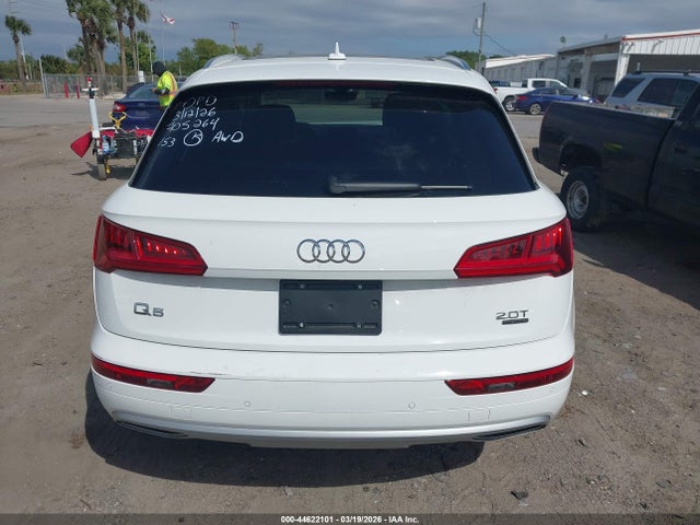 44622101 :رقم المزاد ، WA1CNAFY3J2159838 vin ، 2018 Audi Q5 2.0t Premium/2.0t Tech Premium مزاد بيع